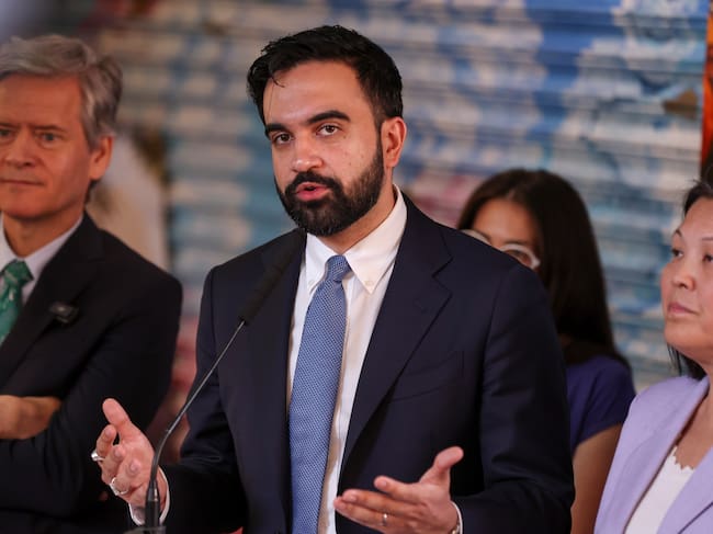 El alcalde de la ciudad de Nueva York, Zohran Mamdani (centro), habla sobre las tiendas de alimentación de titularidad municipal durante una rueda de prensa celebrada en La Marqueta, en Nueva York, Nueva York (EEUU), el 14 de abril de 2026.