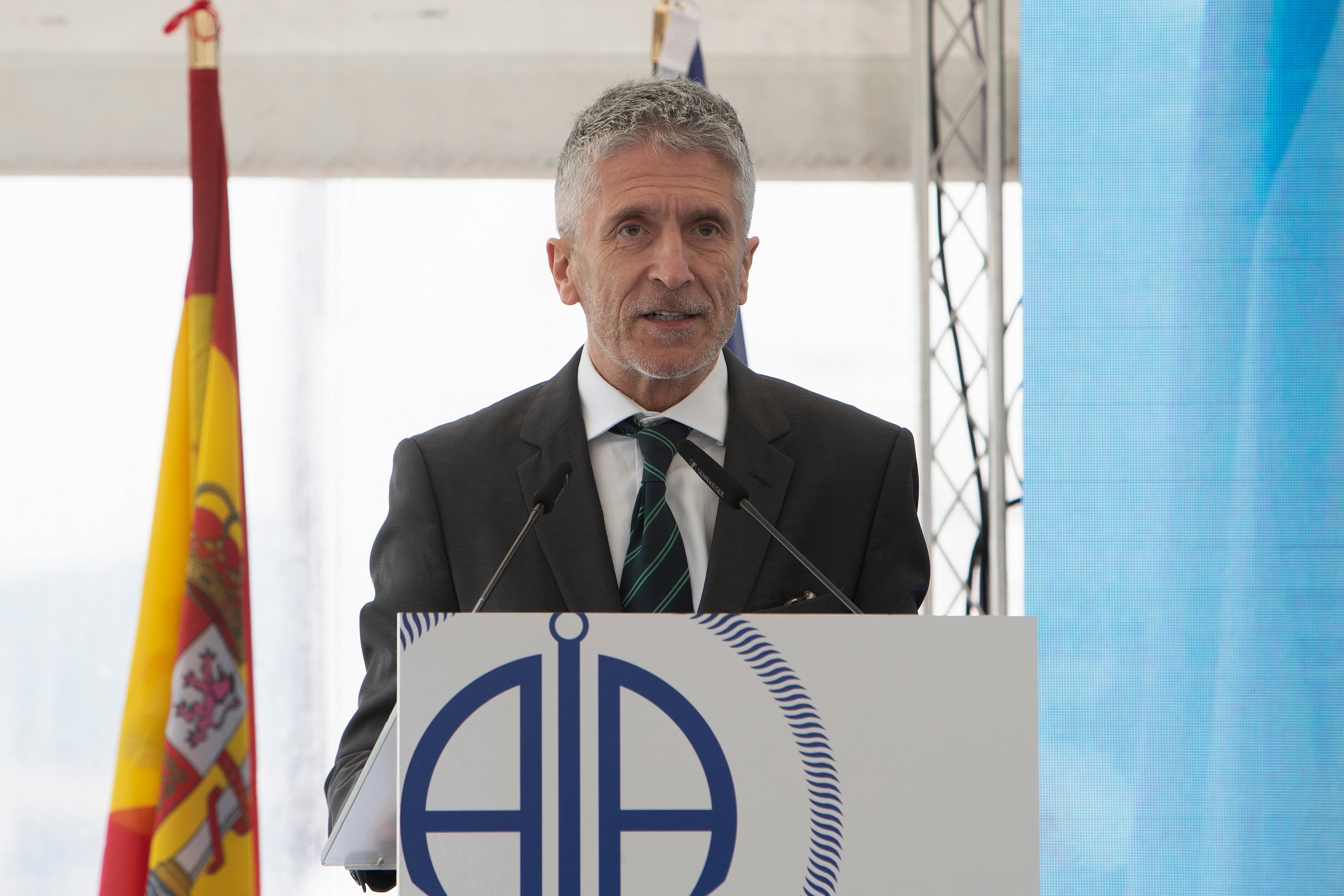 VIGO, 03/04/2023.- El ministro del Interior, Fernando Grande-Marlaska (i), interviene durante el acto de presentación y entrega de la nueva embarcación del Servicio Marítimo de la Guardia Civil "Río Luna", este lunes en Vigo. EFE/ Salvador Sas