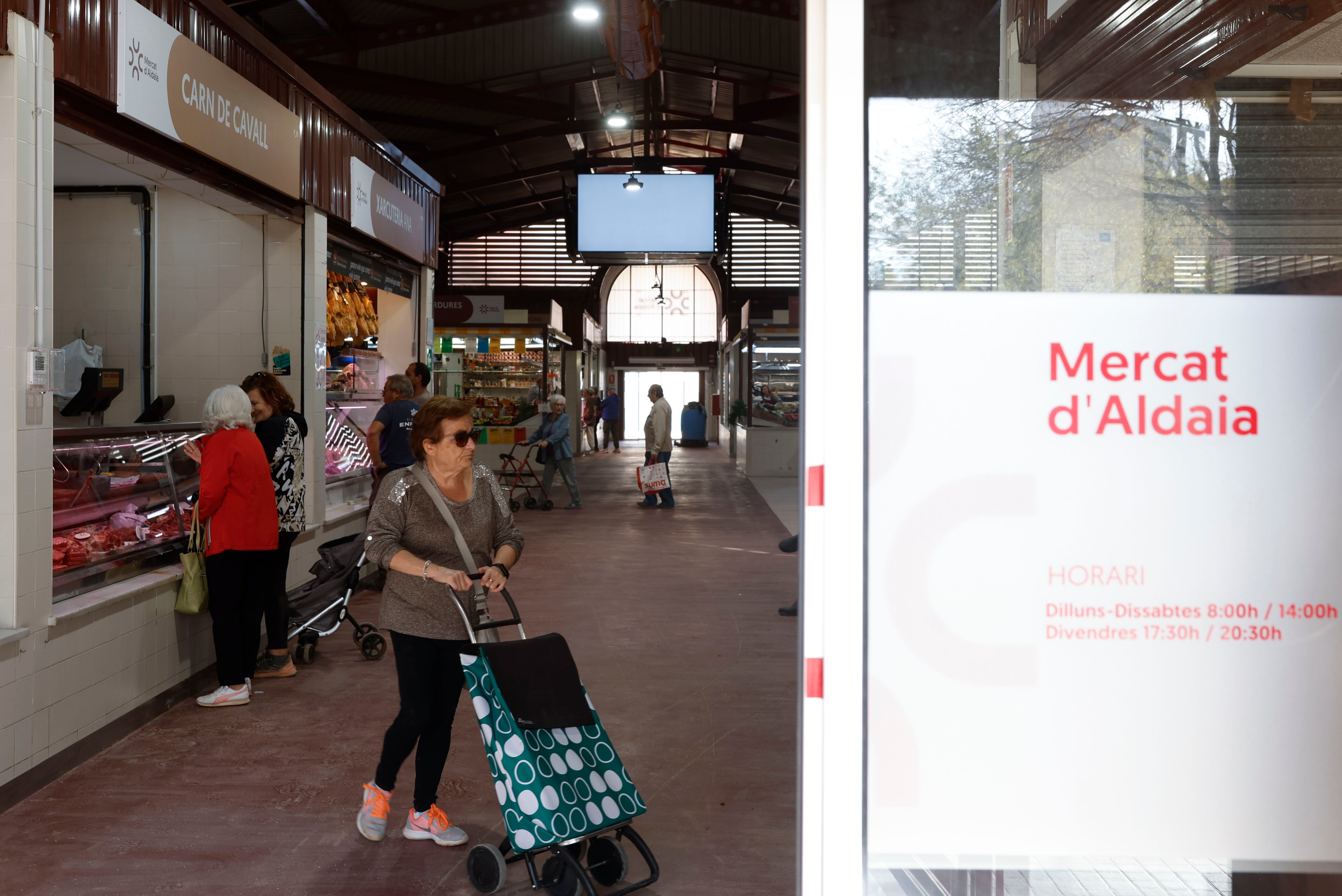 ALDAIA (VALENCIA), 12/11/2024.- Reapartura del mercado de Aldaya (Valencia), este martes. La dana que dejó en Valencia más de dos centenares de muertos y decenas de desaparecidos, ha cambiado la vida de miles de personas y condicionado la economía, el transporte y la educación de la provincia; dos semanas después prosigue el goteo de mejoras en infraestructuras y servicios básicos y, en paralelo, la polémica política por la gestión de la catástrofe. EFE/Jorge Zapata
