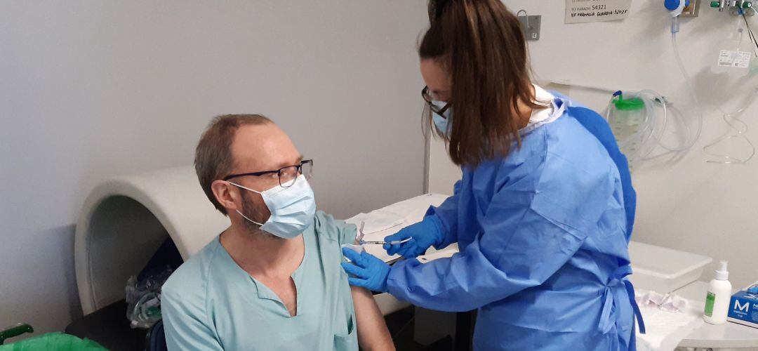 Los geriatras están siendo los primeros en recibir la vacuna, como el jefe de Servicio del hospital getafense