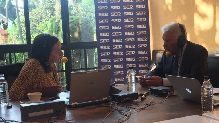 El expresidente Felipe González durante la entrevista con Pepa Bueno. 