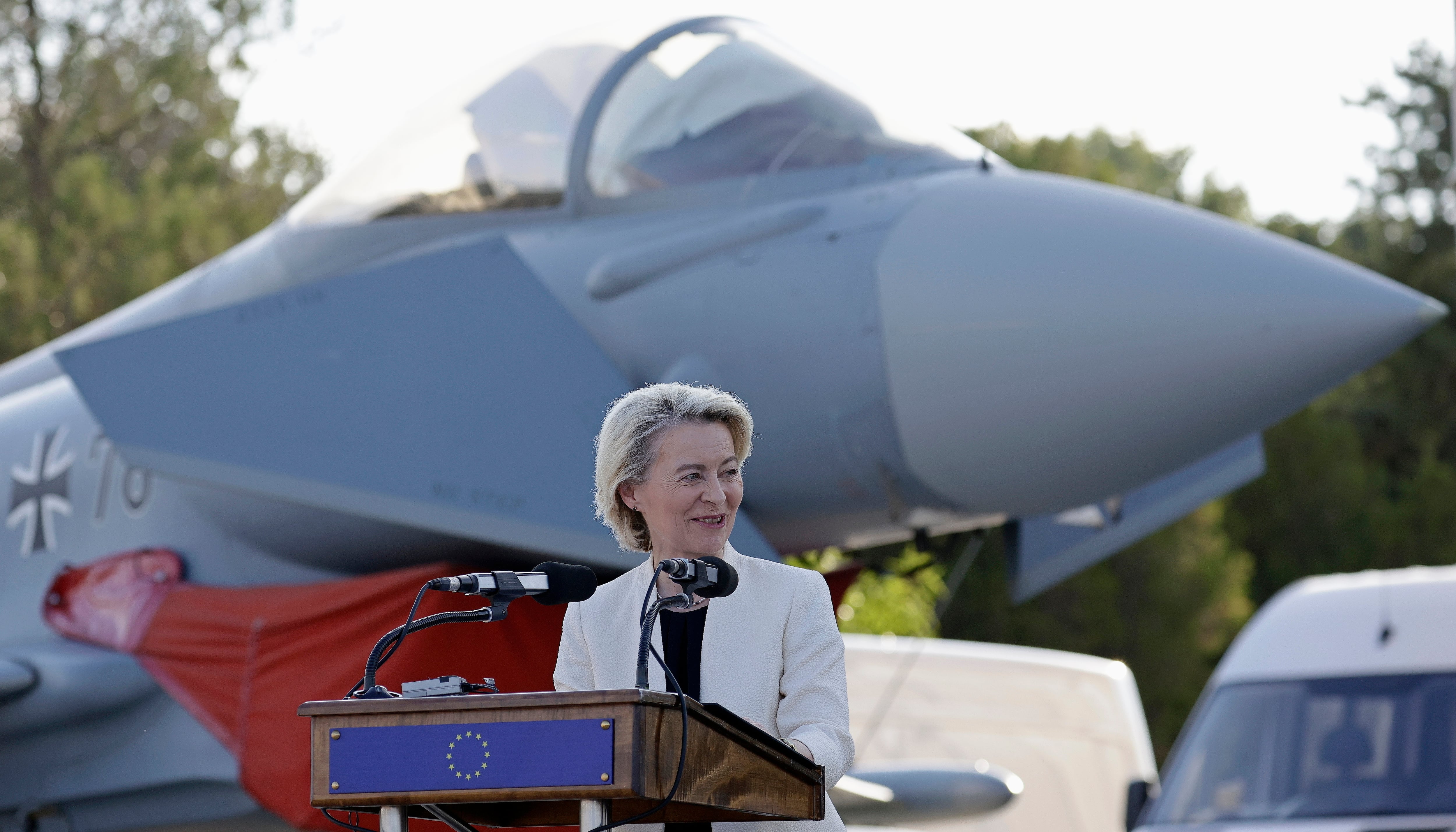 La presidenta de la Comisión Europea, Ursula von der Leyen, habla delante de un avión Eurofighter Typhoon perteneciente a la Fuerza Aérea alemana durante su visita a la Base militar de Mihail Kogalniceanu, cerca de Constanta, Rumanía, esta semana