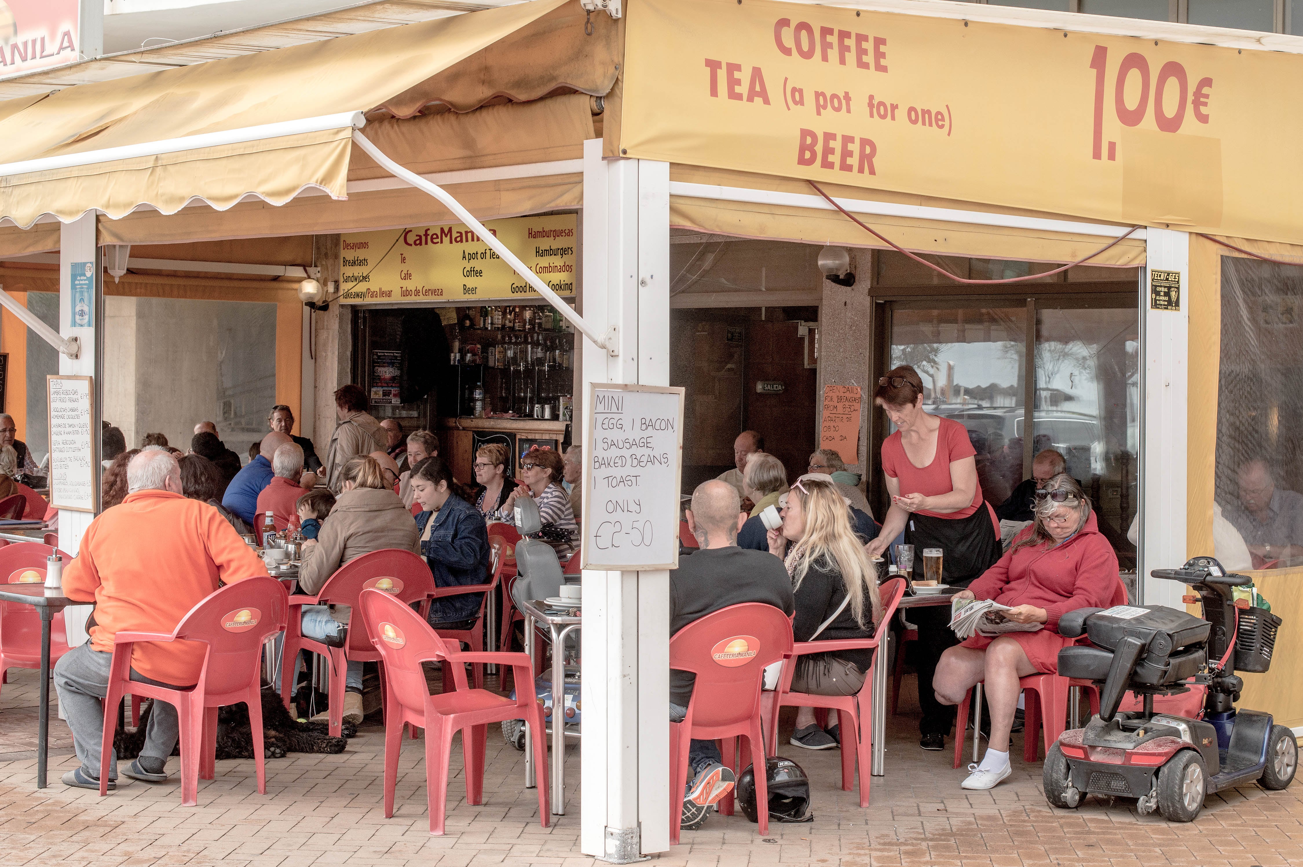 Extranjeros en un bar de Fuengirola