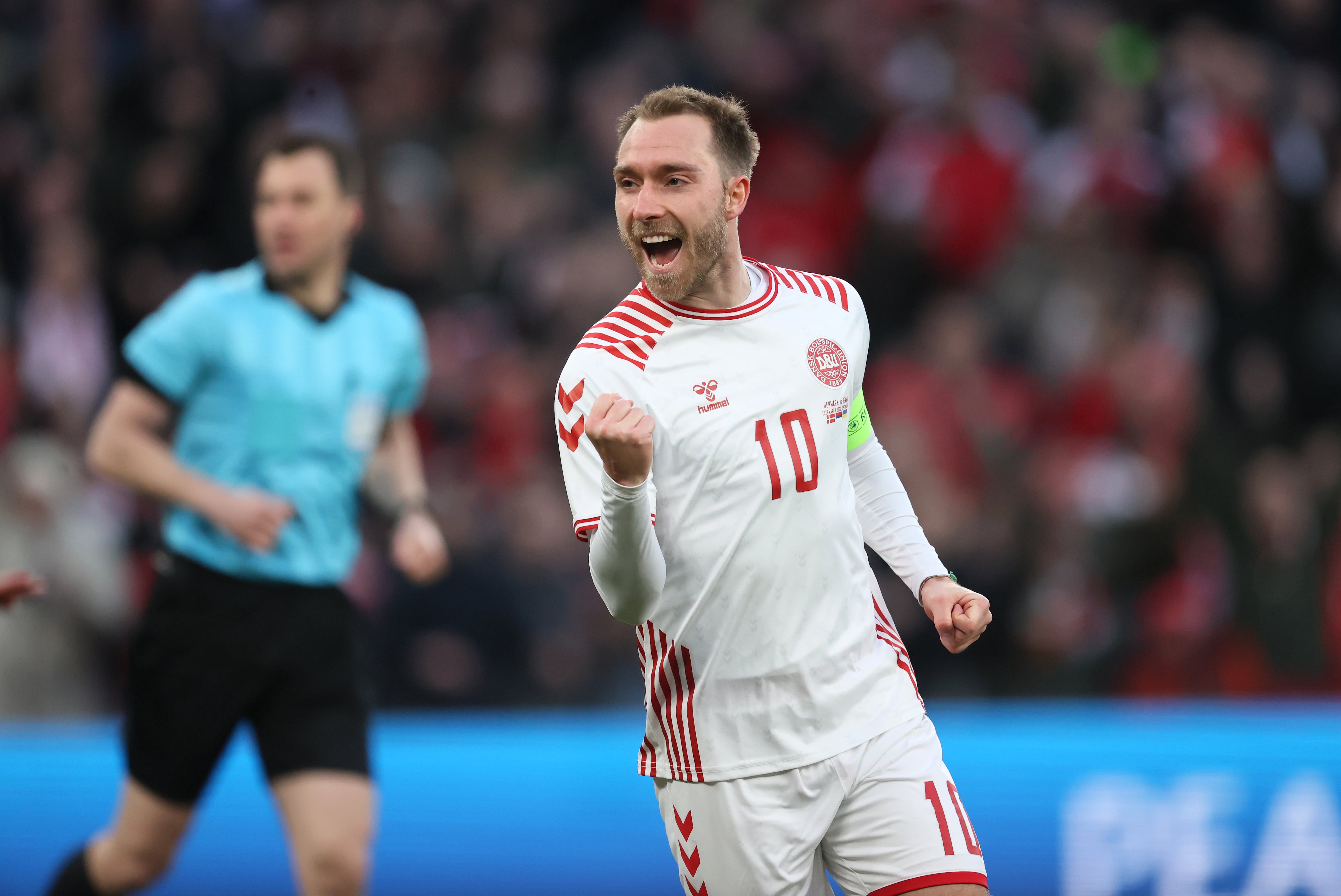 Eriksen celebra su tanto en el Parken Stadion