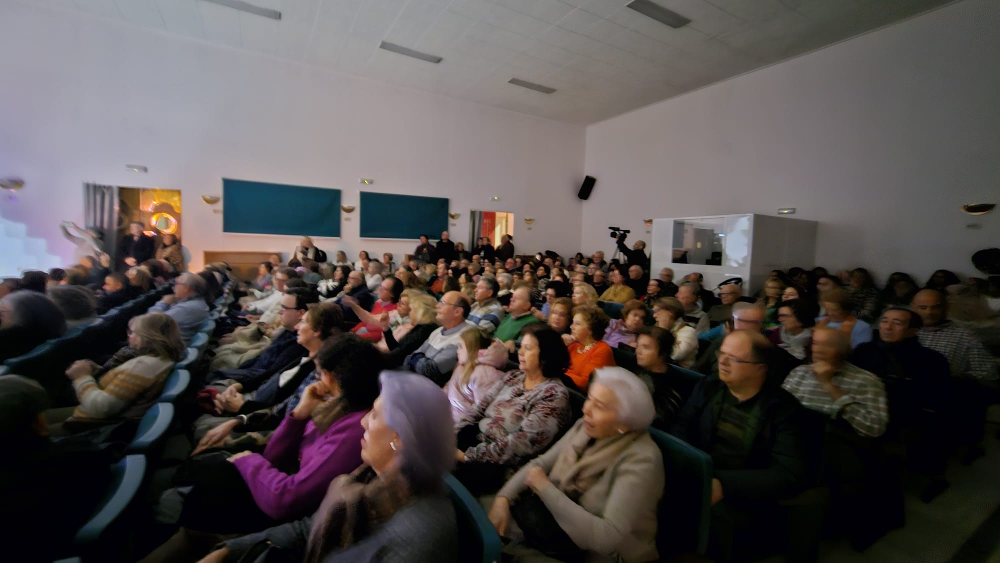 El público asistente al concierto &#039;De Pascuas a Reyes&#039; abarrotó el Salón de Actos de la Casa de la Cultura  de Jódar