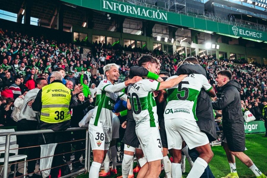 Los jugadores del Elche celebran el gol del triunfo de Rashani en el minuto 93