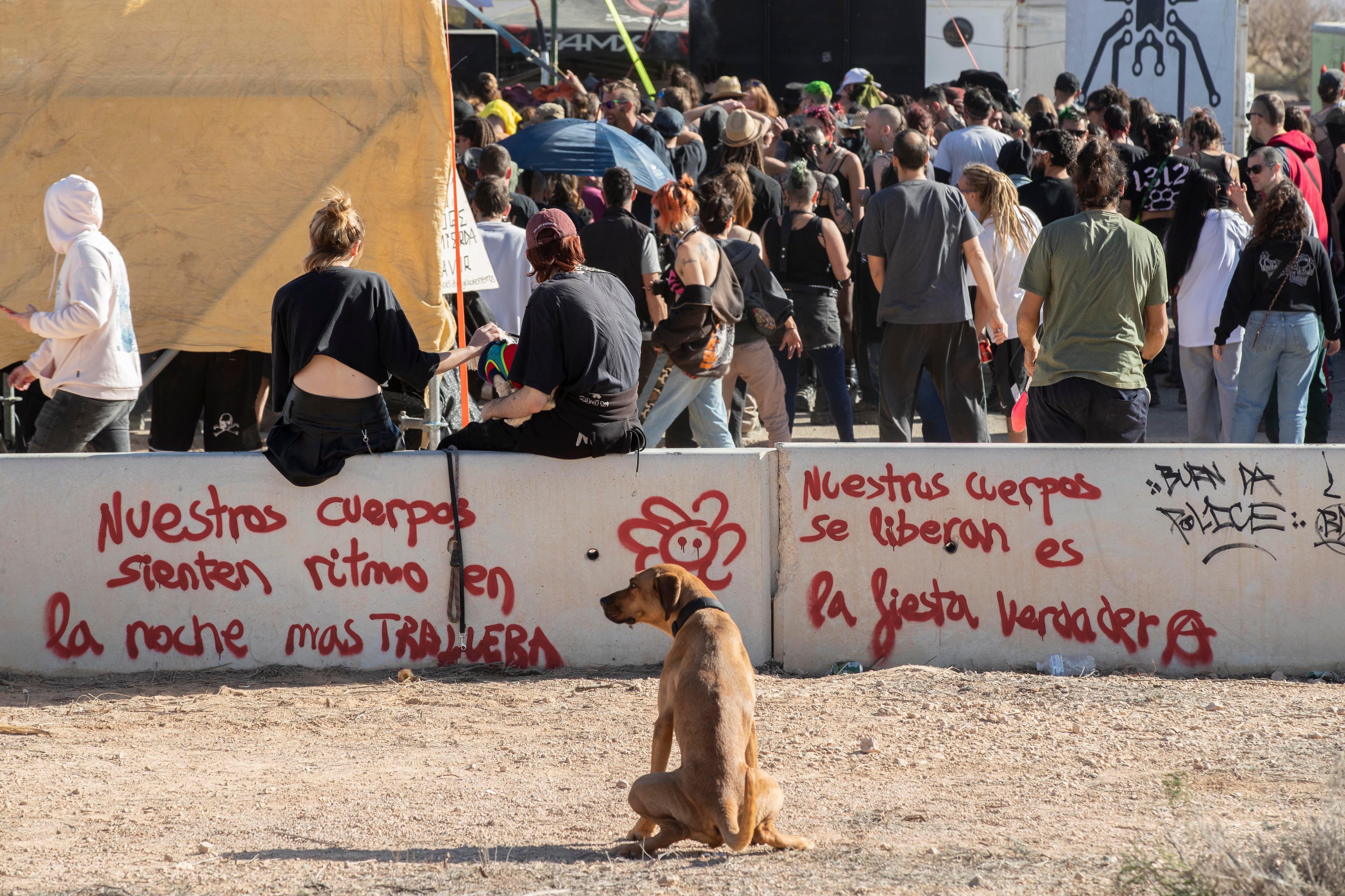 Unas cinco mil personas se encuentran concentradas desde el pasado sábado en una fiesta clandestina o &#039;rave&#039; en Fuente Álamo