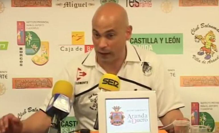El técnico leonés Juan Moreno durante su etapa como entrenador del Villa de Aranda. 
