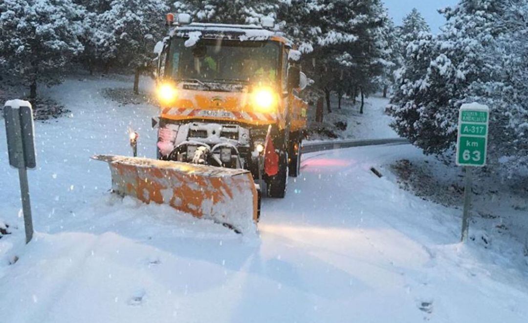 Una máquita quitanieves trabajando después de la nevada de esta noche.