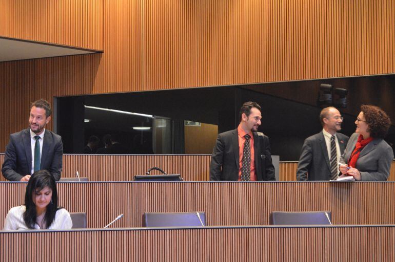 Els grups parlamentaris en una pausa durant el debat de política social que s'ha celebrat al Consell General els darrers dos dies.