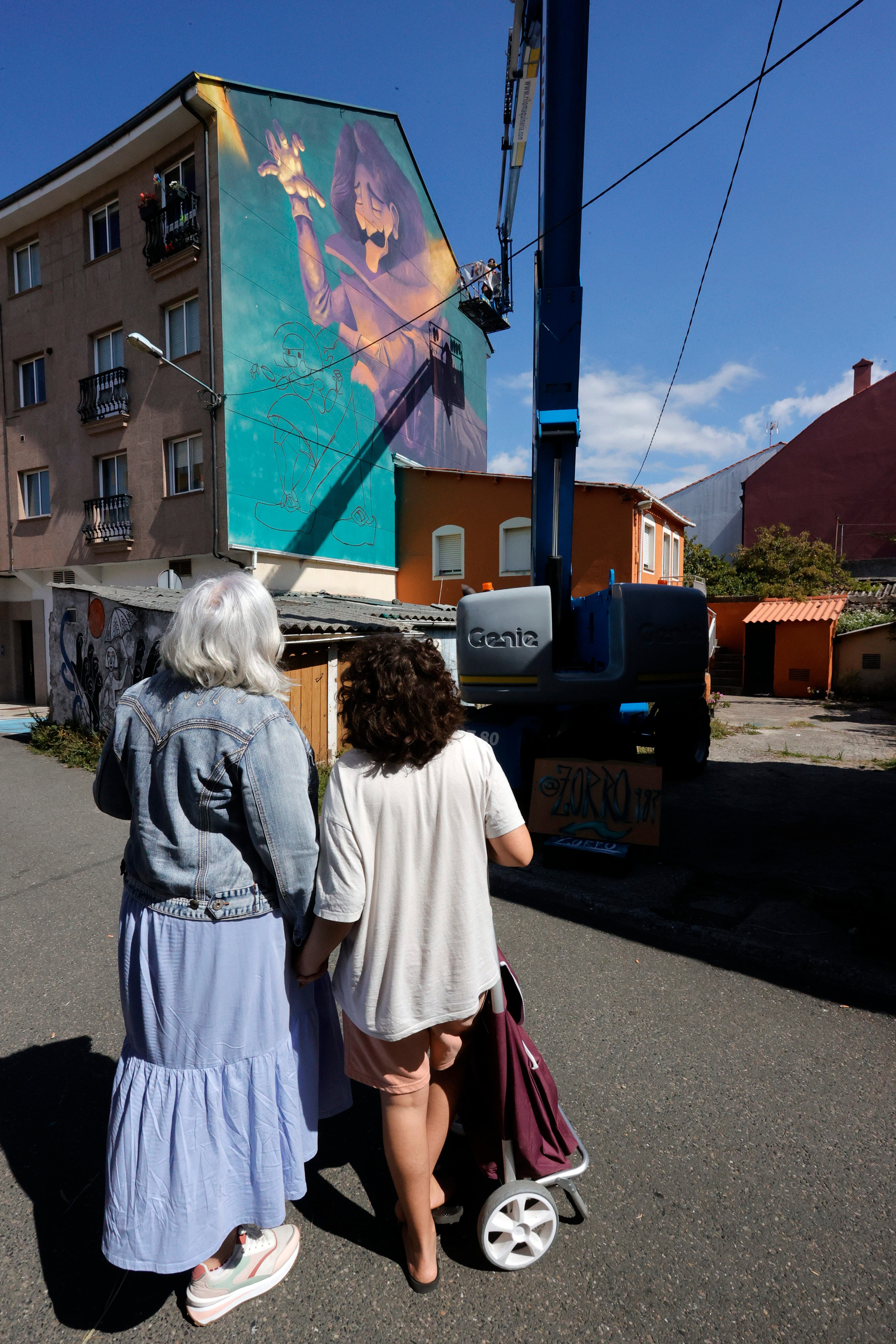 Ferrol celebra con toda normalidad tras las restricciones de ediciones pasadas su festival de arte urbano de las Meninas de Canido por el que lanza un mensaje de para rehalitación a través del arte urbano. foto:kiko delgado / EFE