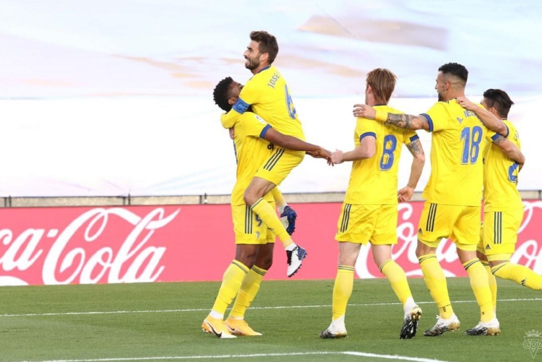 Los jugadores del Cádiz celebran el gol conseguir por el Choco Lozano.