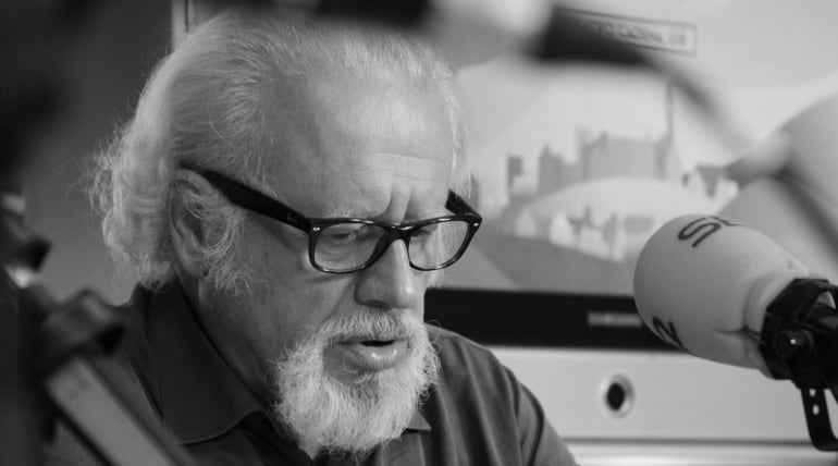 El actor Juan Echanove durante la grabación de &#039;Cuento de Navidad&#039; en un estudio de la Cadena SER.