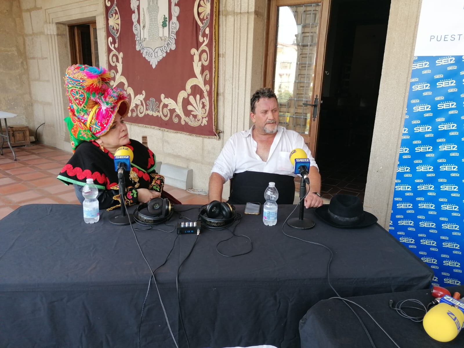 Participantes de los grupos folclóricos de Montehermoso pasan por Hoy por Hoy Extremadura durante el programa especial del Martes Mayor