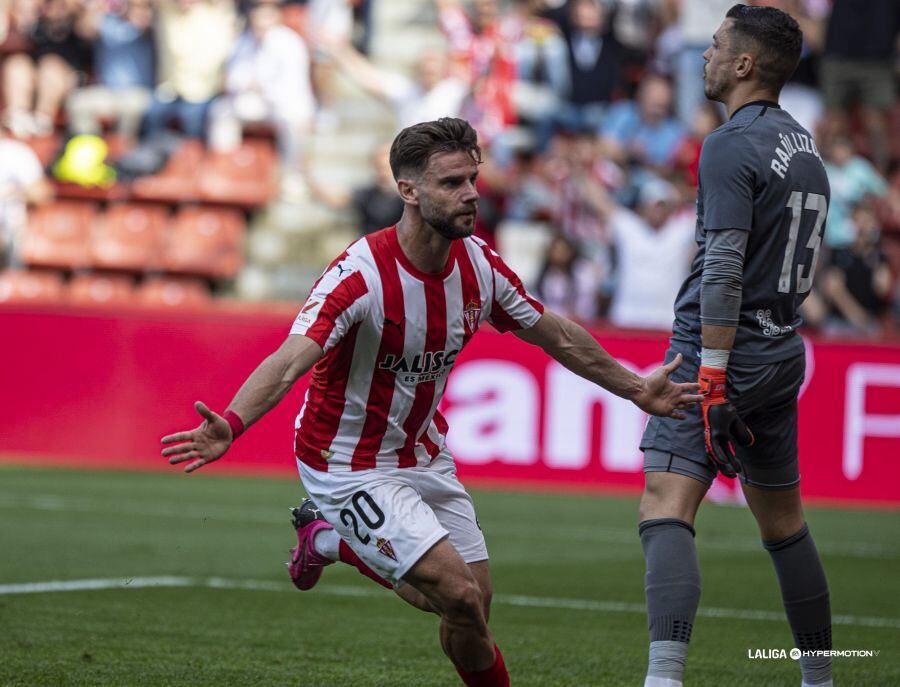 Mario González celebra su gol al Cartagena.
