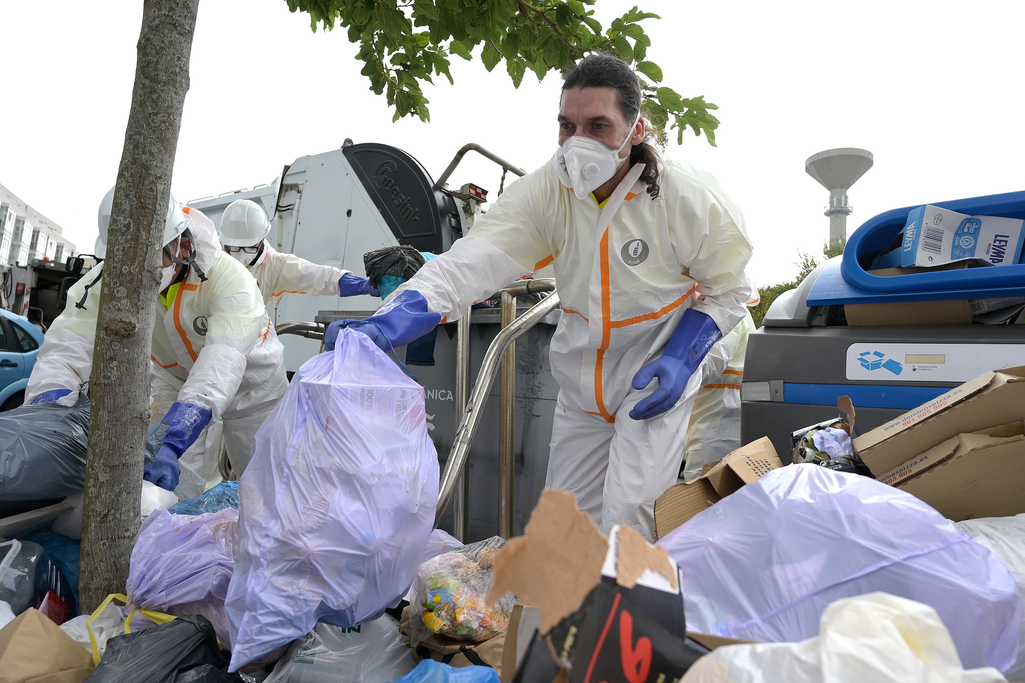 LA CORUÑA, 25/07/2024.- La empresa Valoriza, a la que el Ayuntamiento de A Coruña ha contratado para recoger la basura durante la situación de emergencia sanitaria, ha iniciado sus labores en varias calles de la ciudad y sus camiones van acompañados de escolta policial. Cinco vehículos de Valoriza ya han empezado a retirar basura en puntos especialmente sensibles, como en las proximidades de los centros sanitarios, y en puntos críticos de insalubridad en los que se han acumulado los residuos durante las últimas semanas. EFE/ Moncho Fuentes
