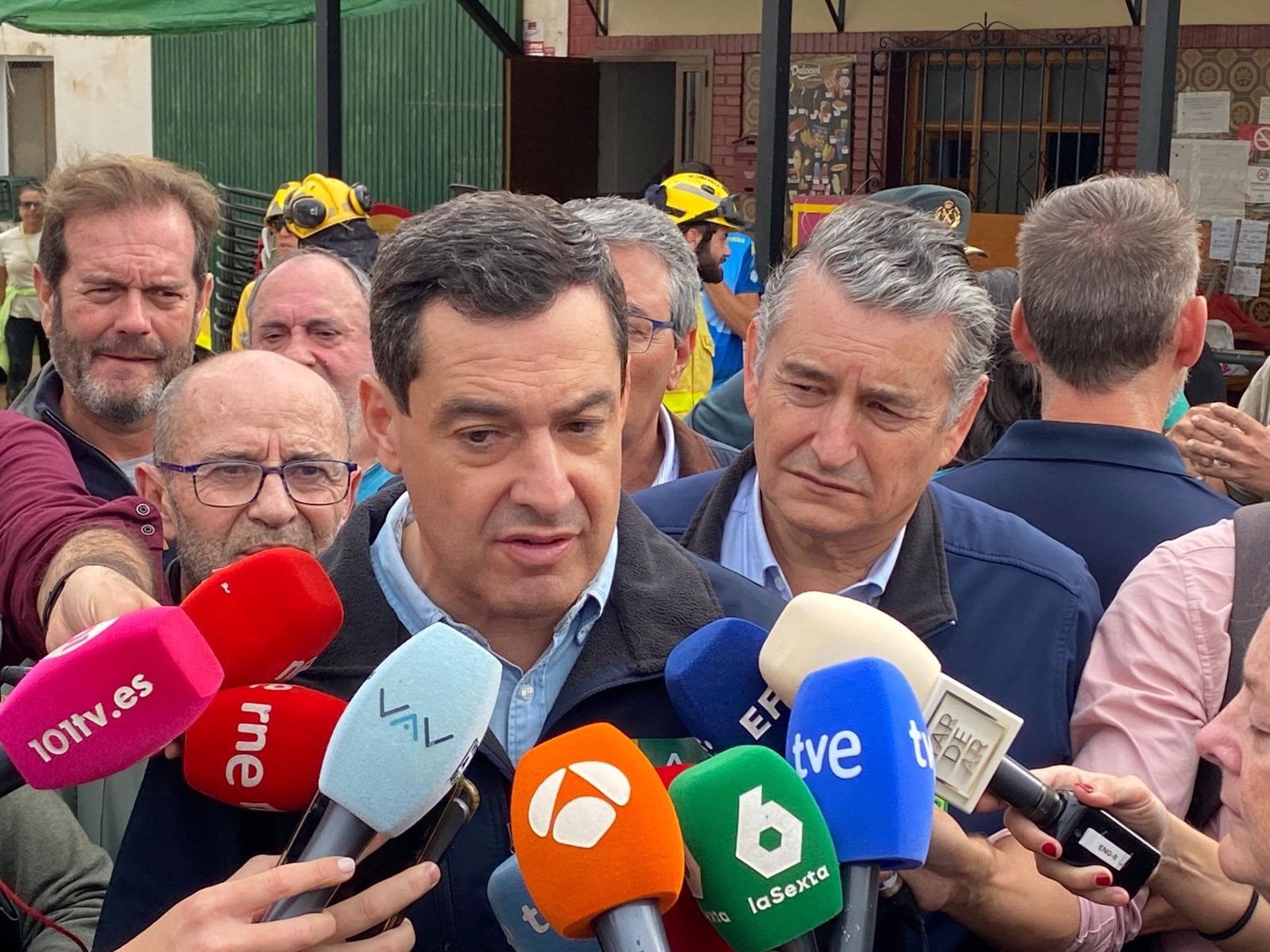 El presidente de la Junta, Juanma Moreno, atiende a los medios en Benamargosa