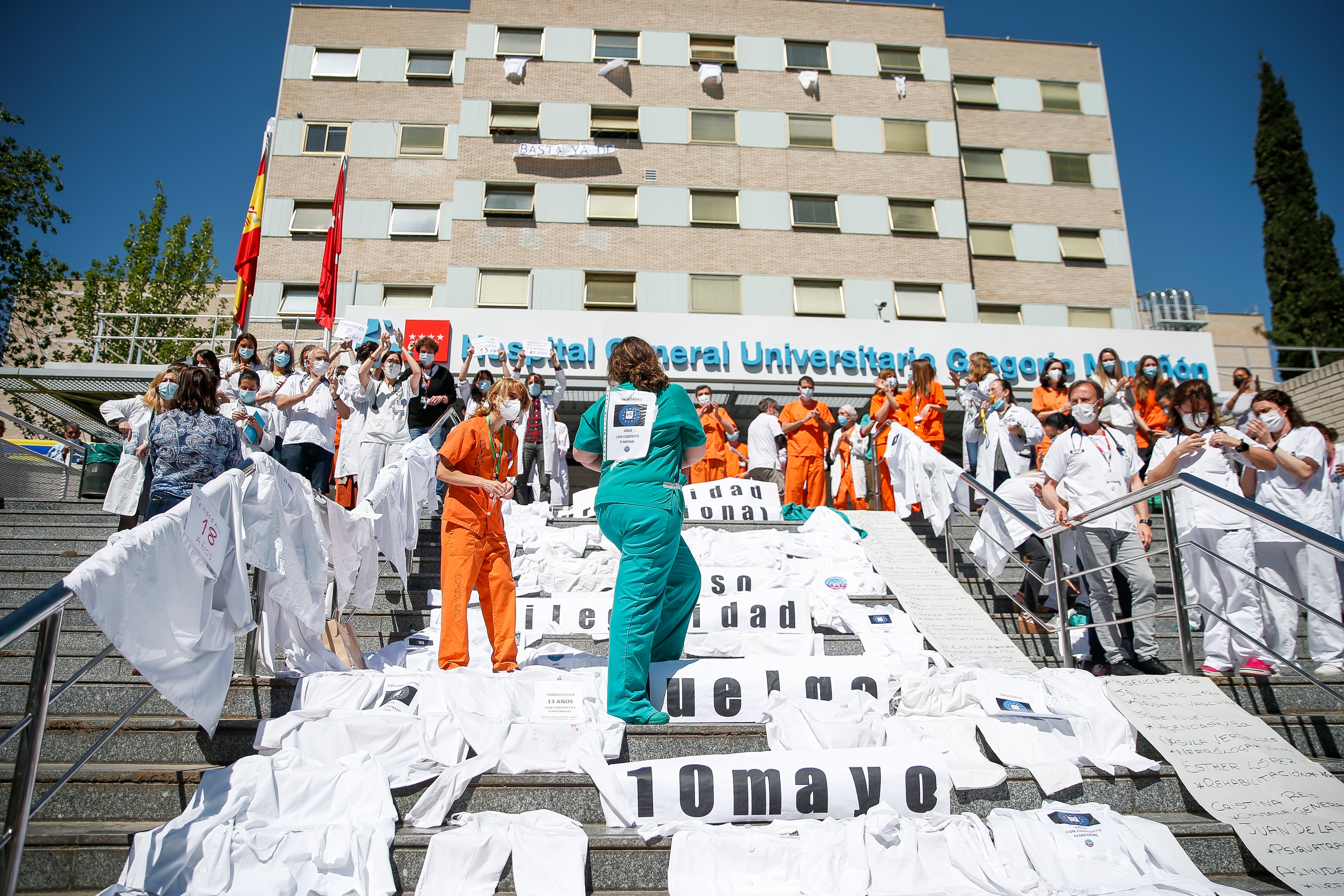 Sanitarios protestan este viernes en las puertas del Hospital Gregorio Marañón de Madrid. Las plataformas de Médicos Unidos por sus Derechos (MUD), Médicos y Facultativos no fijos de Madrid, SomosUrgencias y la Asociación de Médicos y Titulados Superiores de Madrid (Amyts) han convocado una huelga indefinida a partir del 10 de mayo contra la temporalidad. EFE/Víctor Casado.