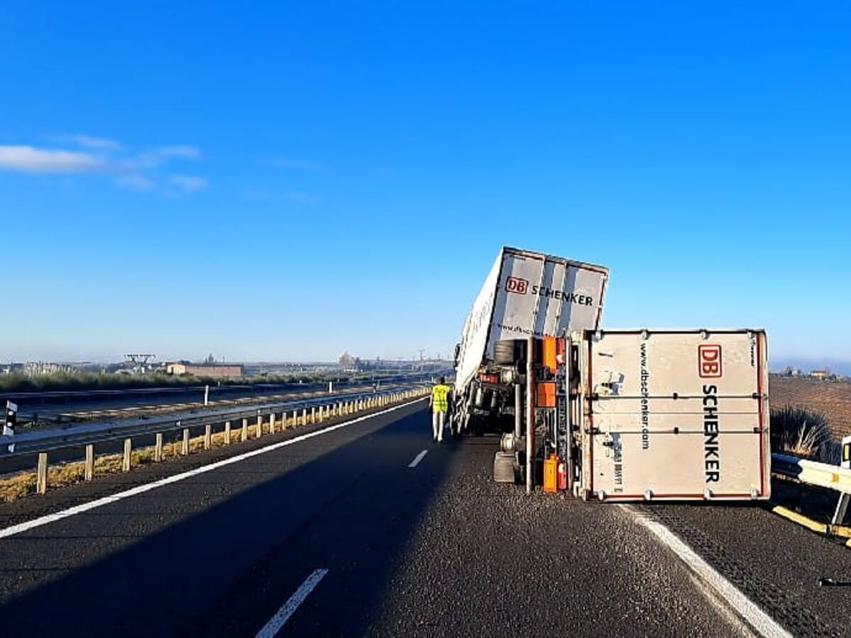 Jornada accidentada en las carreteras de Palencia: el accidente de un camión corta la A-231 en sentido León