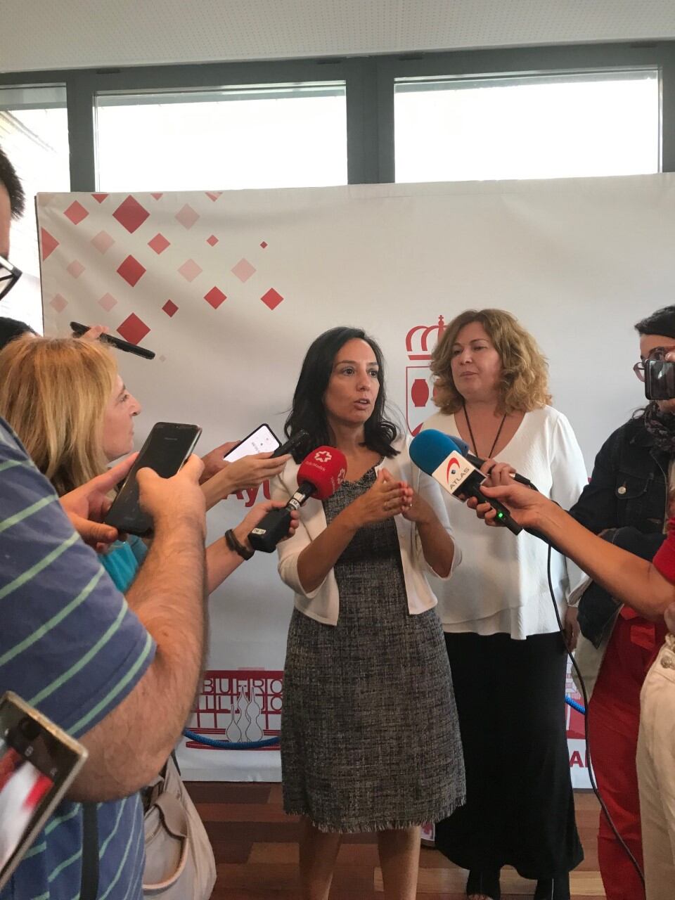 Mercedes González, delegada del Gobierno, esta mañana junto a la alcaldesa de Alcorcón