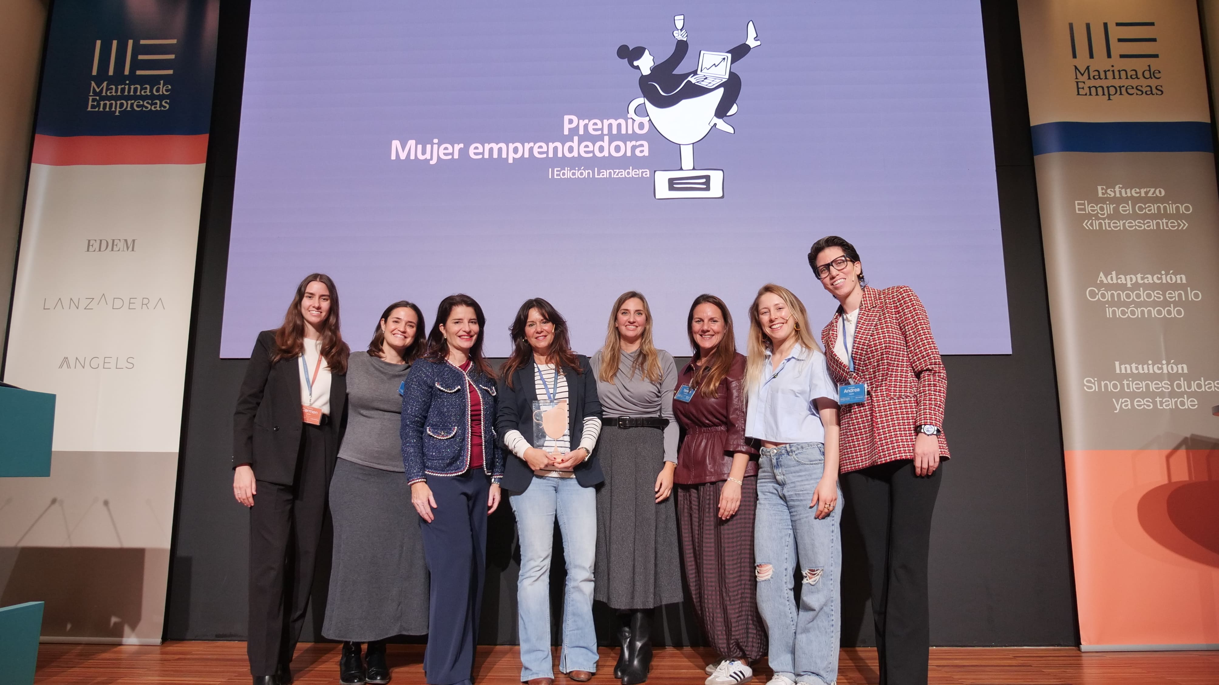 Hortensia Roig, presidenta de EDEM; Marta Nogueras, directora general de Lanzadera; Paula Sánchez, ganadora del premio; así como las finalistas y el jurado