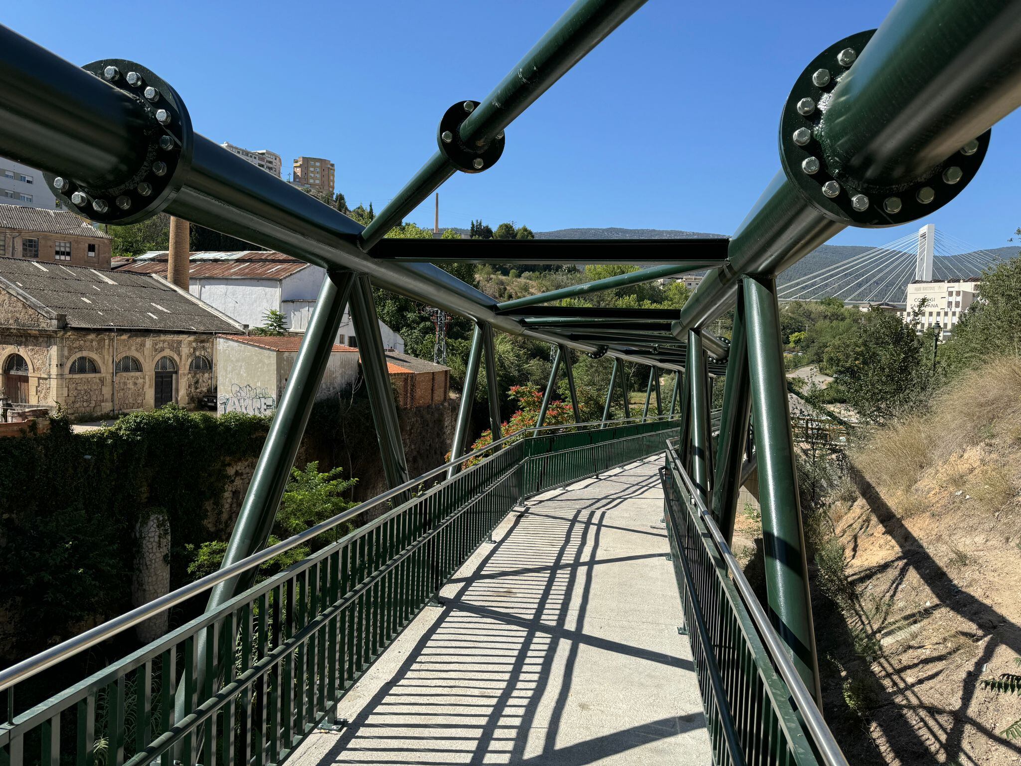 Ya se puede circular por la pasarela de Cervantes de Alcoy