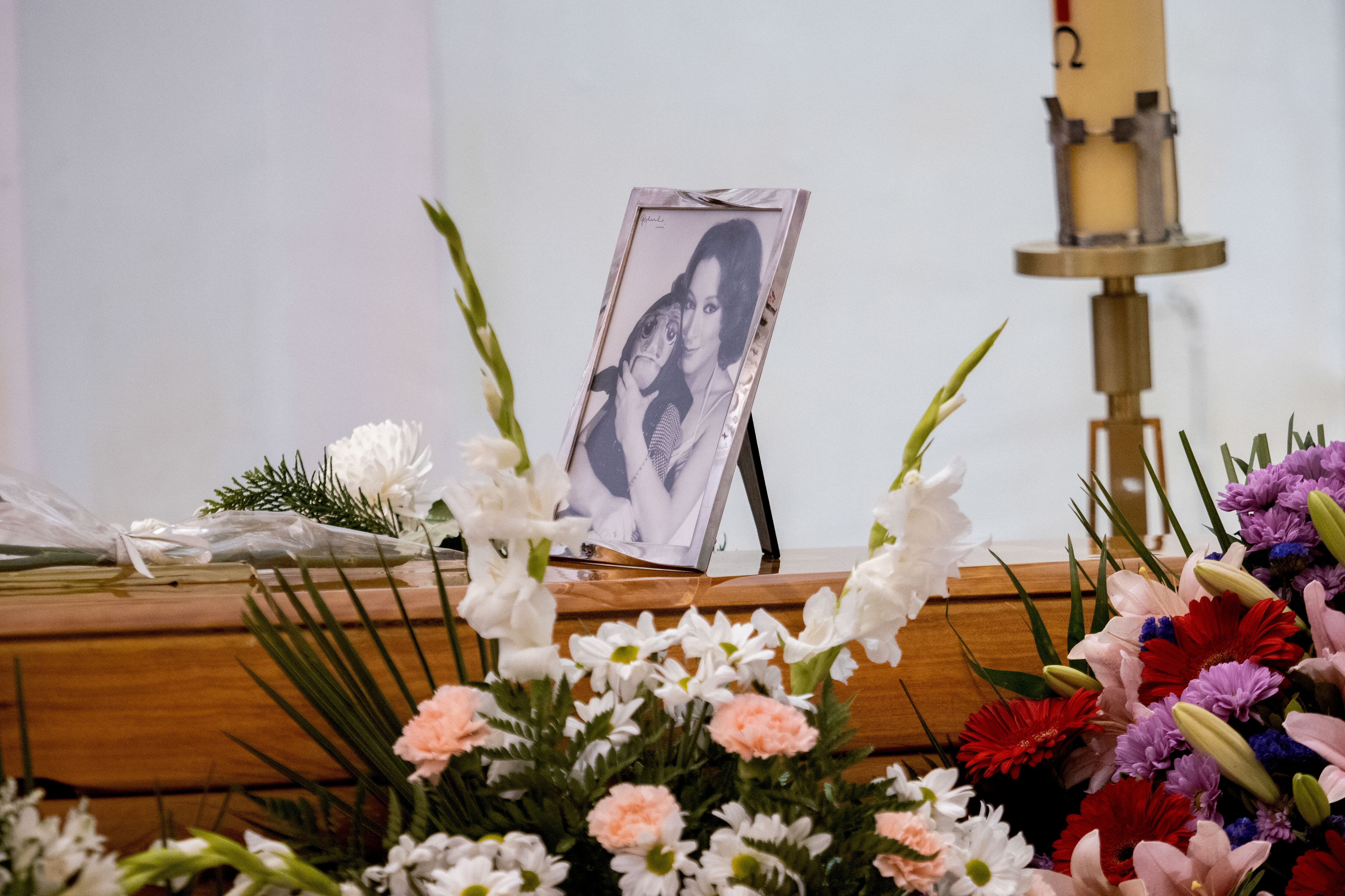 GRAF2405. CUENCA, 22/06/2023.- Un retrato de la ventrílocua María del Carmen Martínez, &quot;Mari Carmen y sus muñecos&quot;, descansa sobre el ataúd con sus restos mortales, durante la misa celebrada este jueves en Cuenca. EFE/ José Del Olmo
