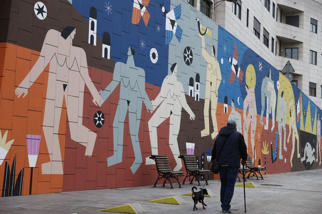 Una persona pasa por delante del mural de memoria y reparación dedicado a las mujeres e hijos víctimas de violencia machista. 