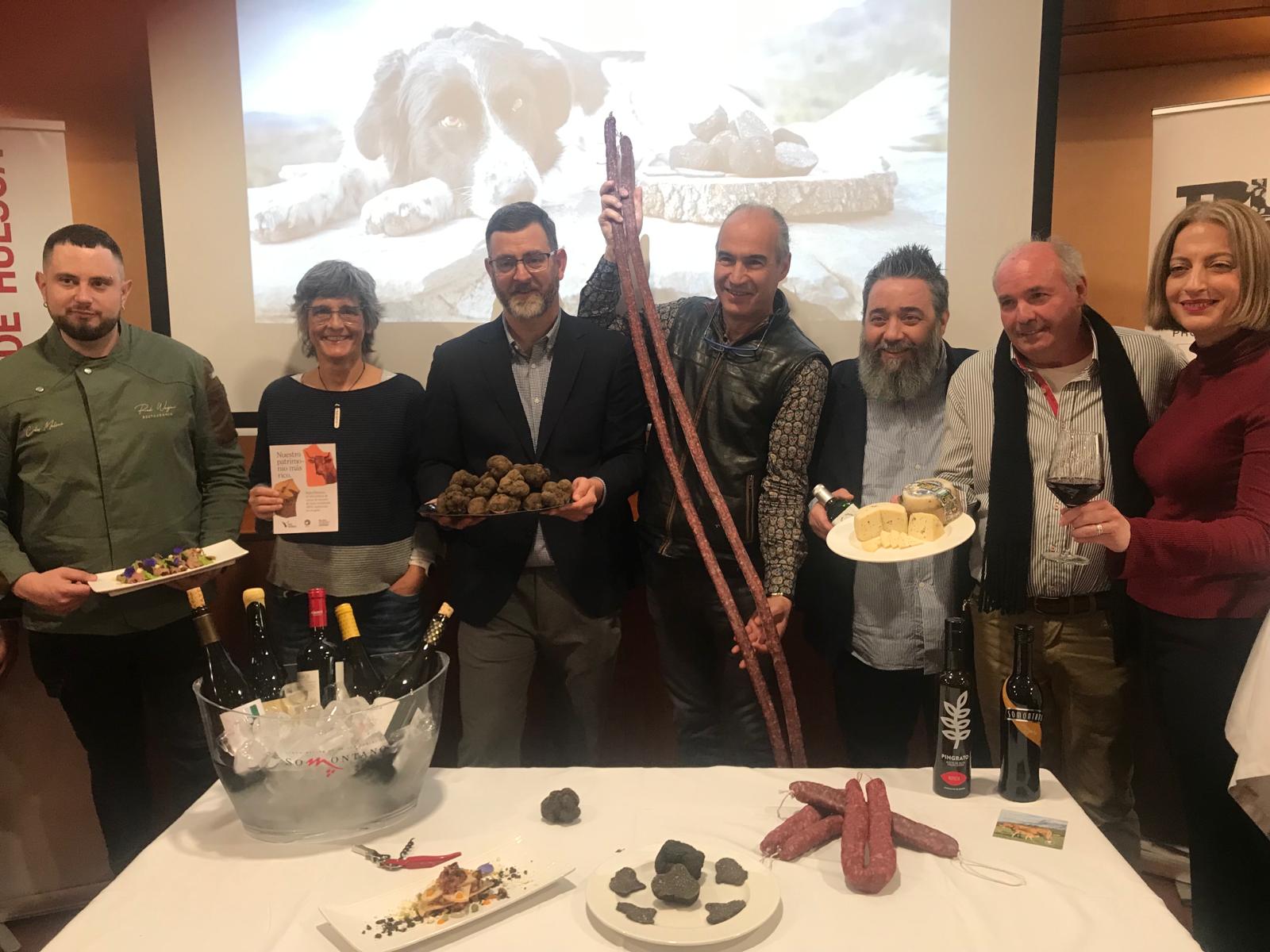 Participantes con sus productos en el Mercado de la Trufa que llegará a Huesca