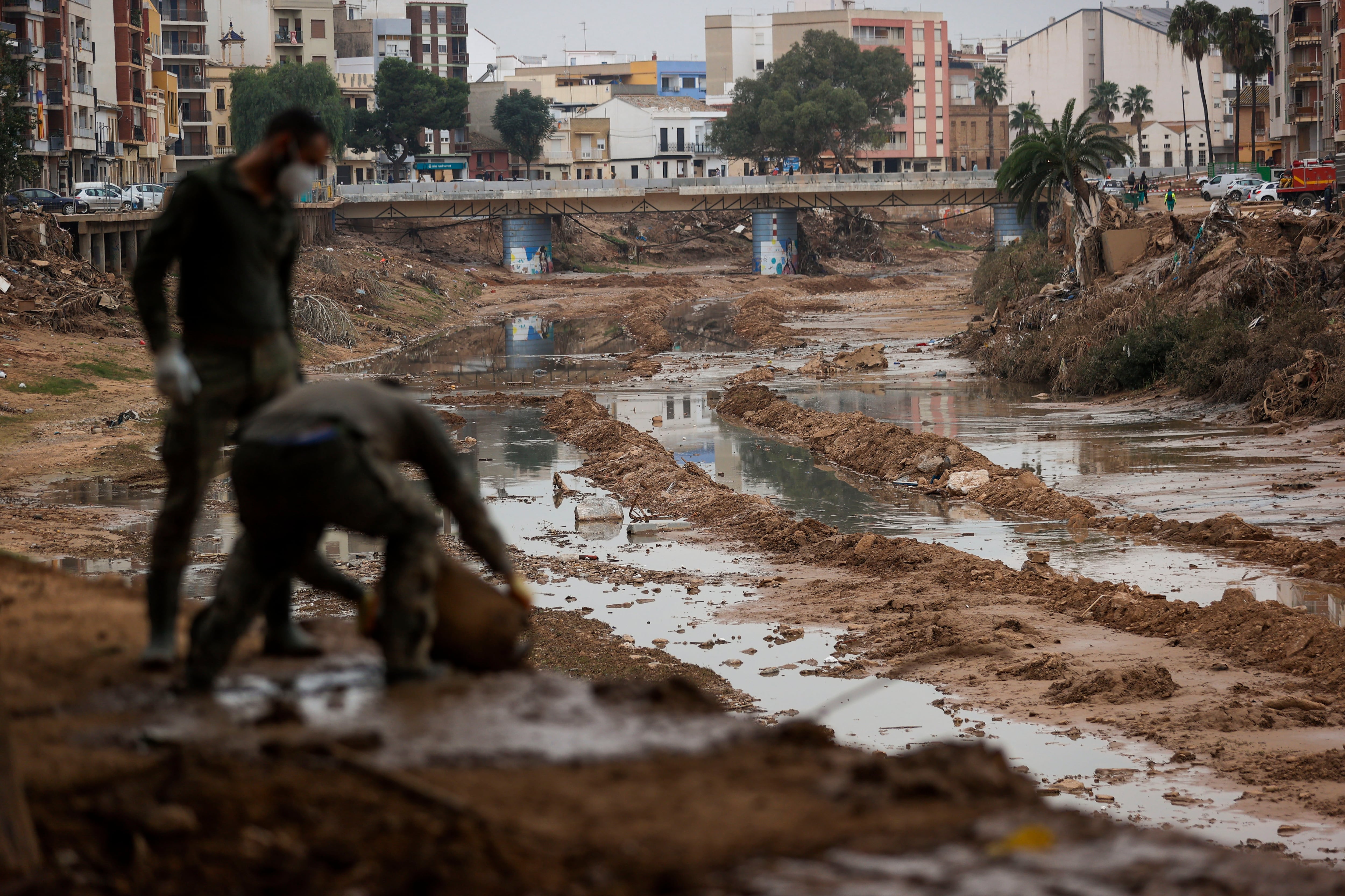 FOTODELDÍA PAIPORTA (VALÈNCIA), 25/11/2024.- Militares vacían un cubo lleno de lodo en el barranco del Poyo, en Paiporta, una de las  localidades valencianas afectadas por la tragedia de la dana del pasado 29 de octubre. EFE/ Manuel Bruque
