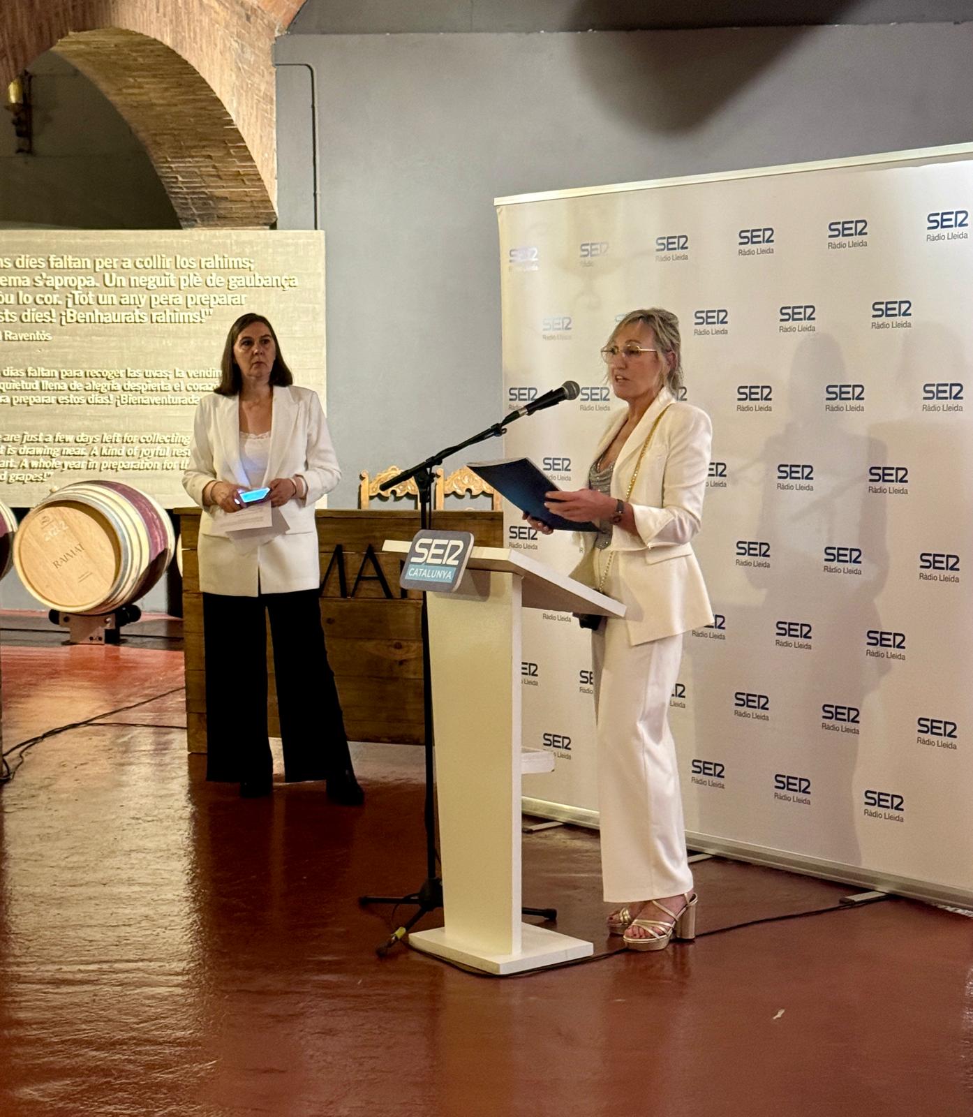 La directora de Ràdio Lleida, Núria Camps, i la cap de continguts, Mercè March, van obrir els parlaments previs al sopar de cloenda d'Empresaris 2023-24 al celler de Raimat.
