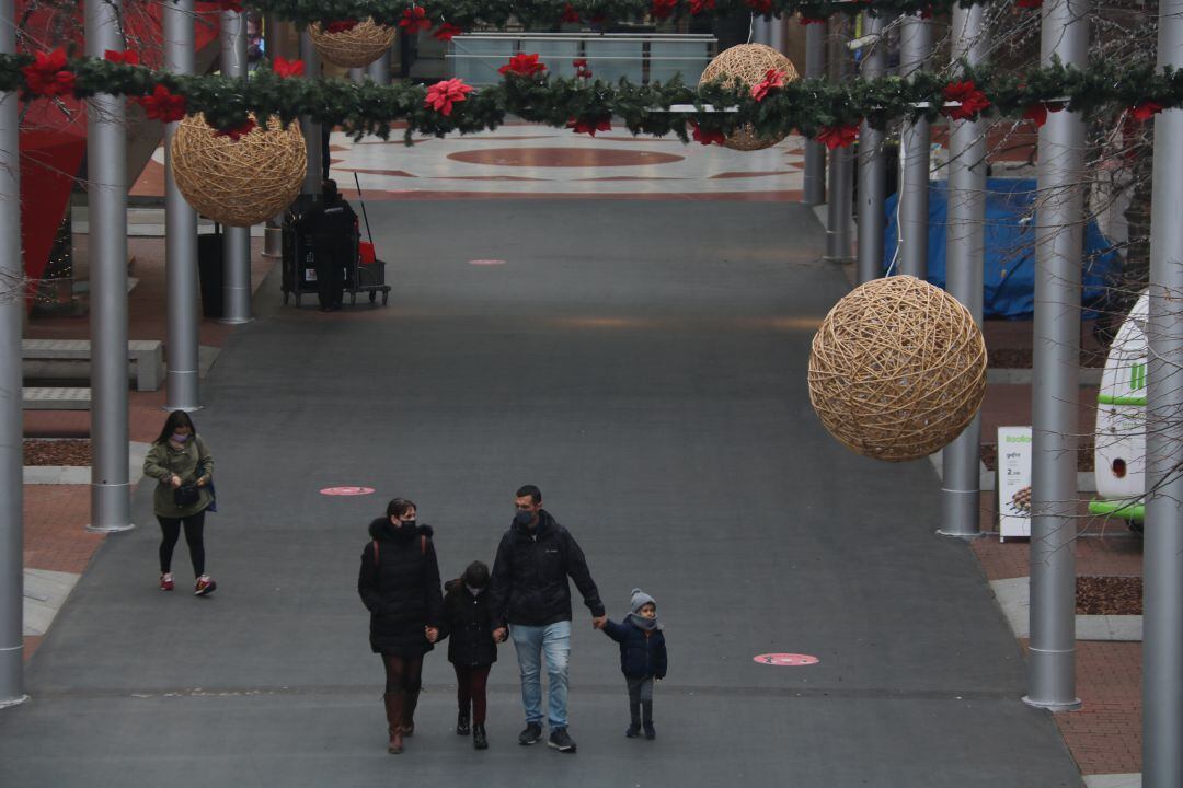 Una família passejant pel centre comercial La Maquinista durant el primer dia de la reobertura