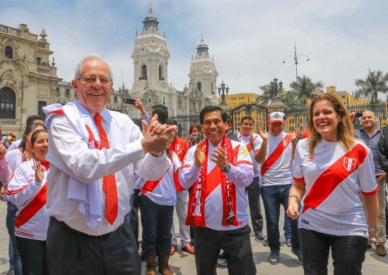 Kucyznski bailando para animar a la selección peruana desde el Palacio de Gobierno