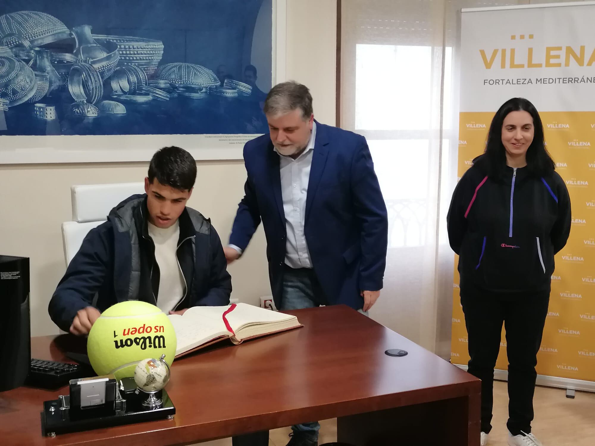 Alcaraz firma en el libro de honor del Ayuntamiento