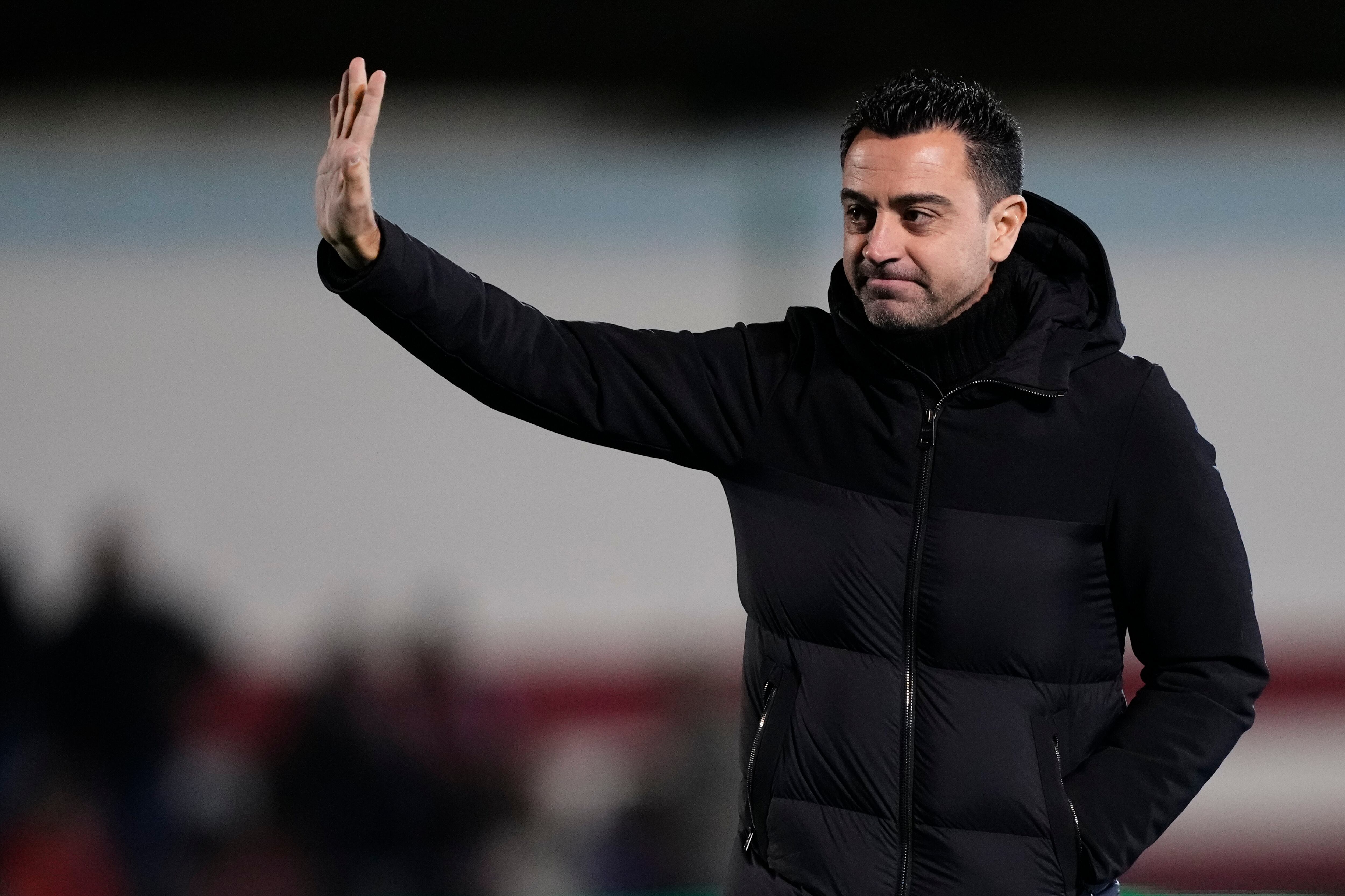 Xavi Hernandez saluda al público en el encuentro de la Copa Del Rey entre la UD Barbastro y el FC Barcelona.  (Photo by Jose Breton/Pics Action/NurPhoto via Getty Images)