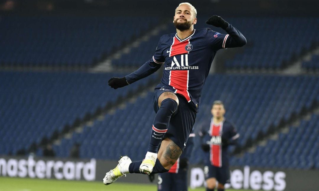 Neymar celebra uno de los goles al Basaksehir de Estambul.