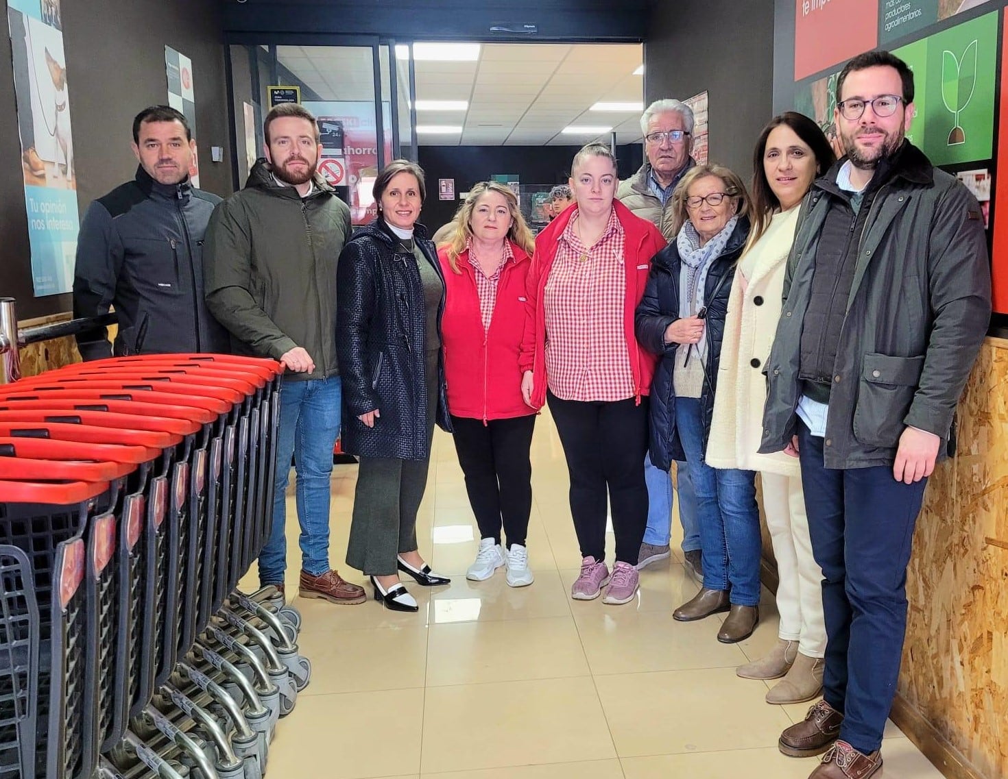 Momento de la visita de la delegada de Agricultura, Soledad Aranda, al supermercado de Bedmar, acompañada por alcalde, Enrique Carreras, y concejales