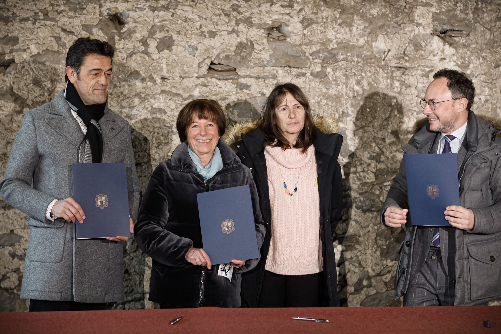 El cap de Govern, Xavier Espot, el cònsol major d&#039;Ordino, Josep Àngel Mortés i les llevadores del Quart.