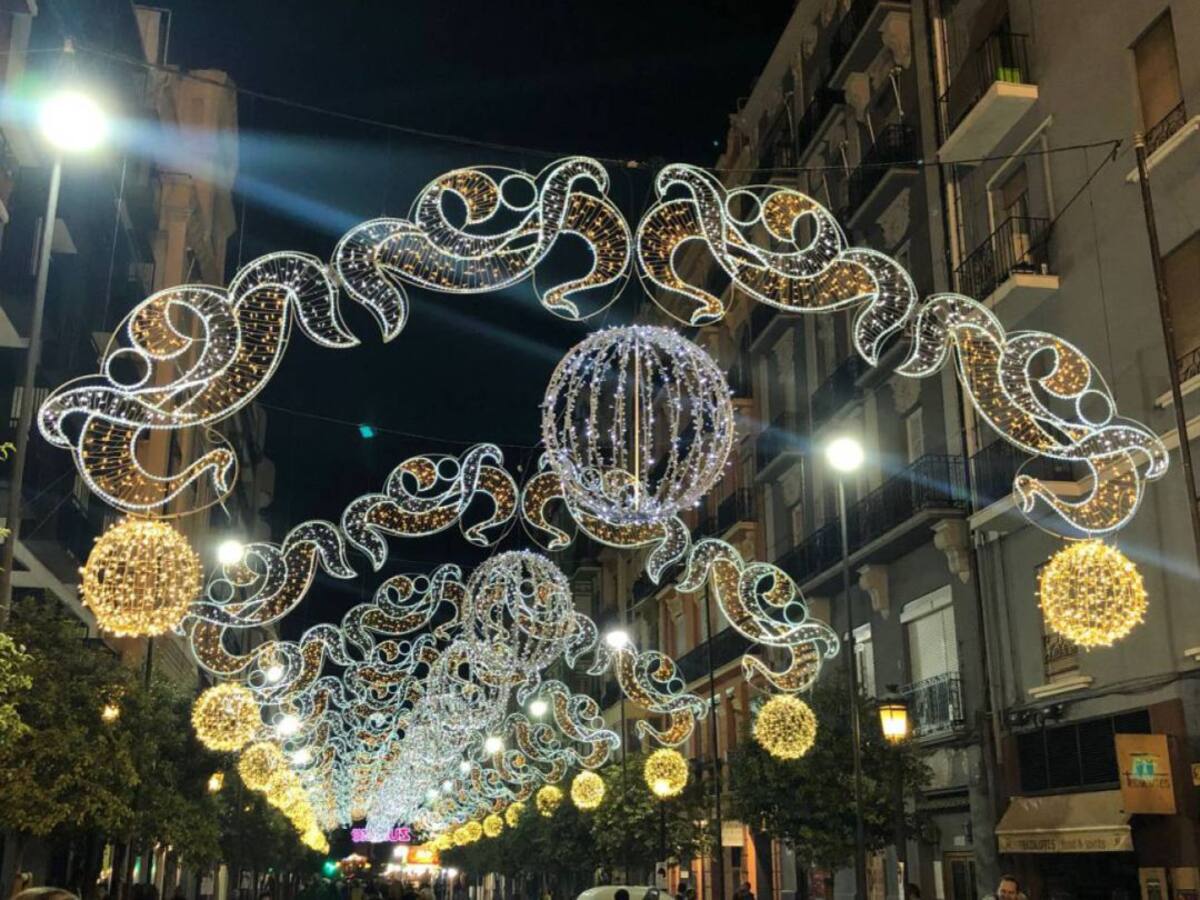 La mayoría de fallas optan por no iluminar las calles, algunas incluso ni siquiera pondrán focos al monumento