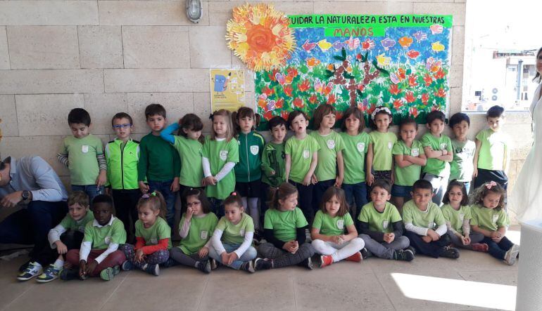 Alumnos del colegio Nuestra Señora la Arrixaca que han diseñado un mural que se pintará en los barrios del proyecto