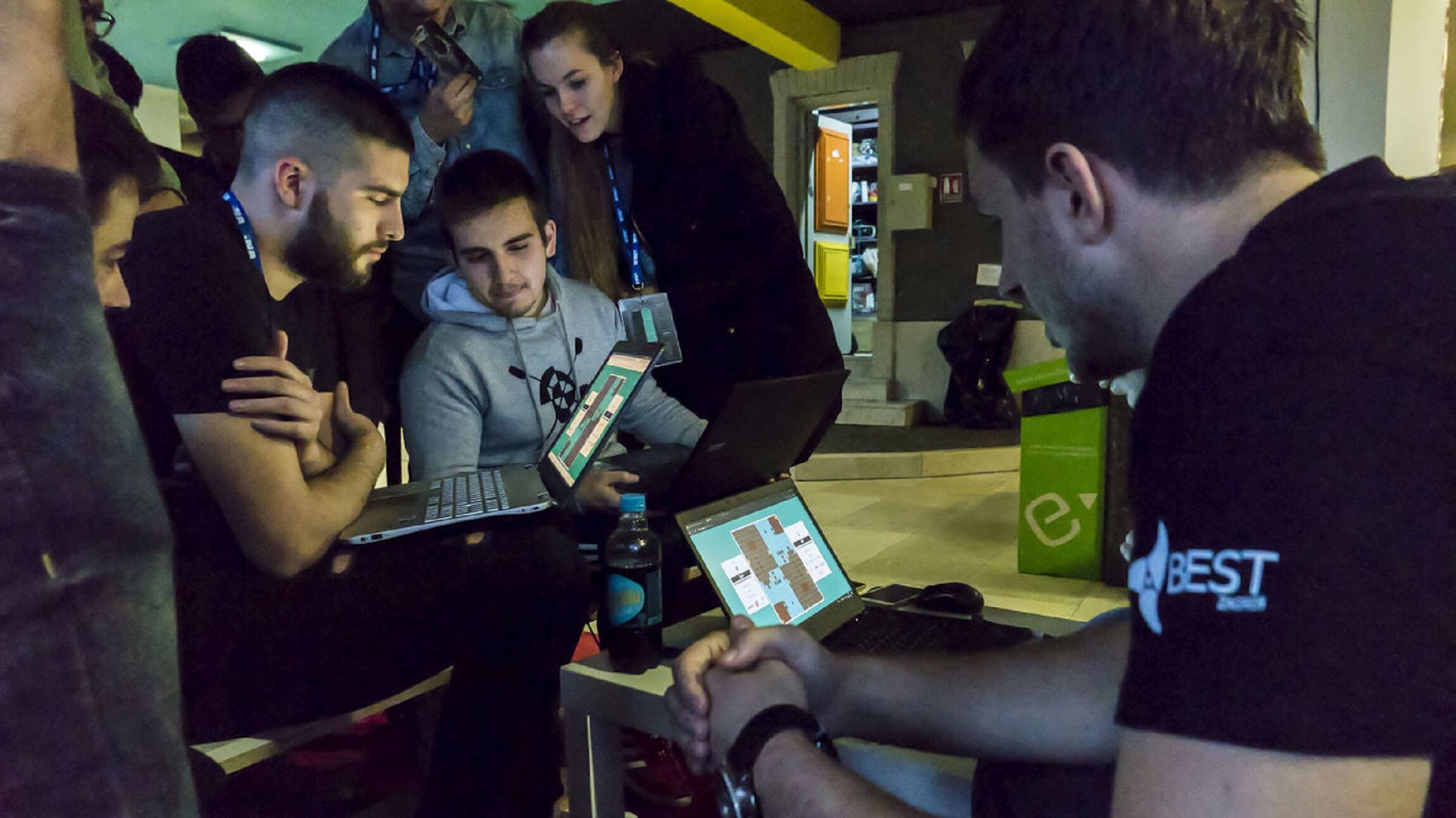 Los participantes en esta competición universitaria de inteligencia artificial tendrán que crear un &#039;bot&#039; para competir entre ellos.