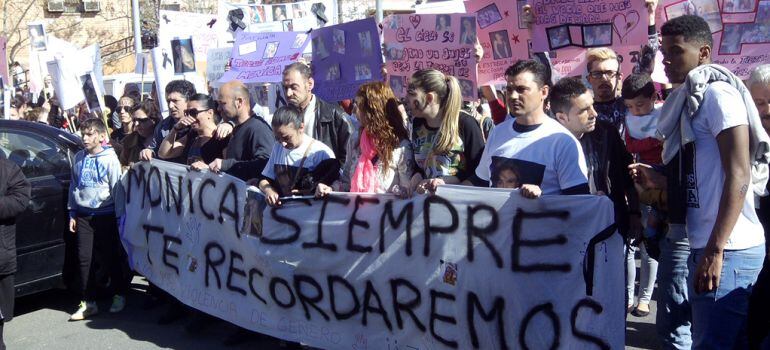 La marxa l'ha encapçalat la pancarta "Mónica siempre te recordaremos".