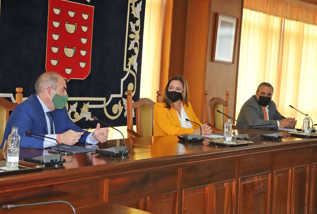 De izquierda a derecha: Lorenzo Amor, presidente de ATA, María Dolores Corujo, presidenta del Cabildo de Lanzarote, y Ángel Vázquez, consejero de Promoción Económica.