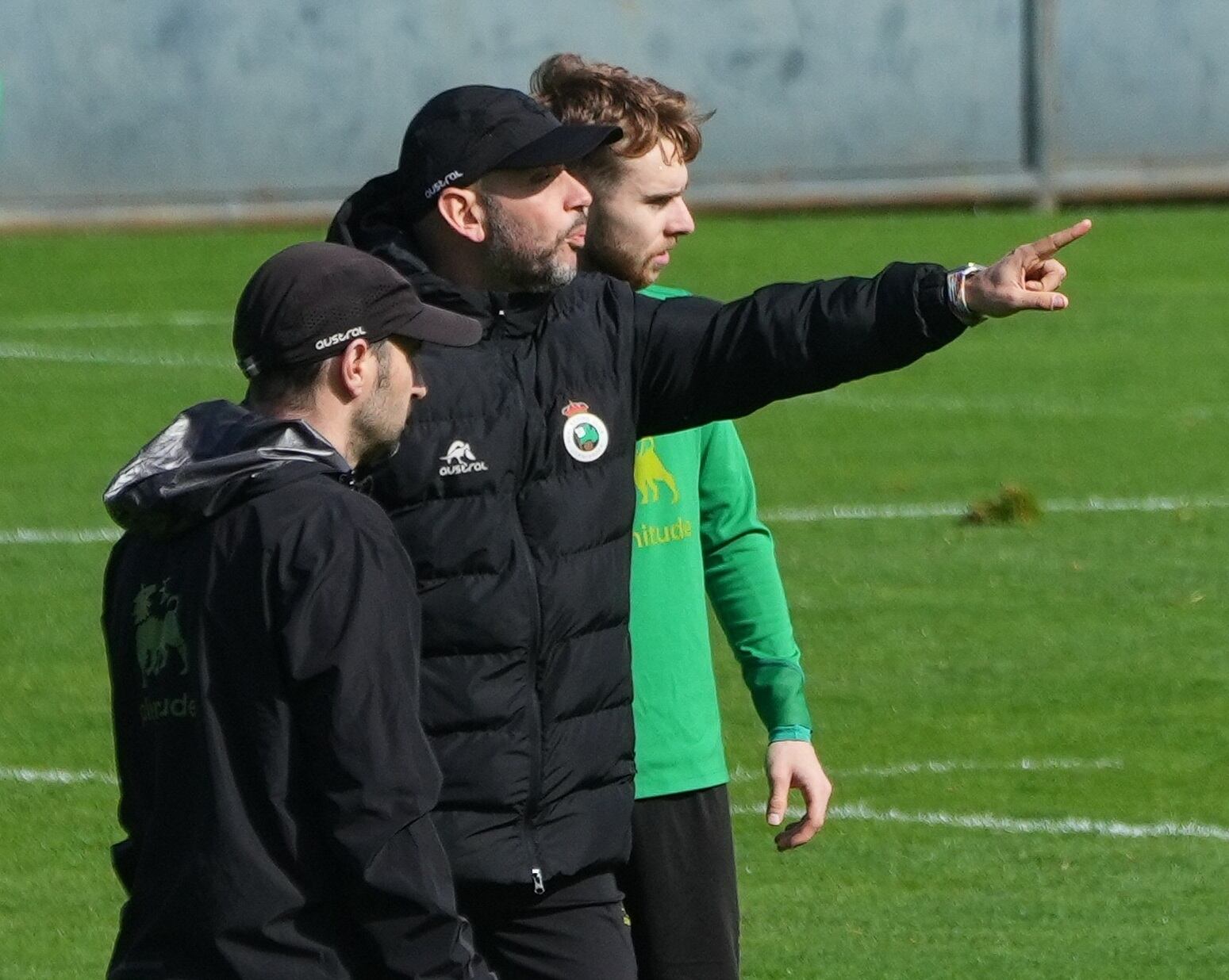 José Alberto, junto a Pablo Álvarez, da instrucciones a Peque