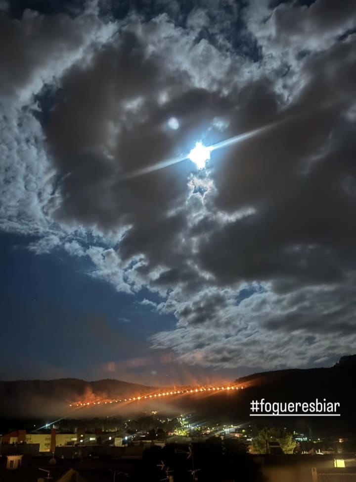 Hogueras recibiendo a la Patrona