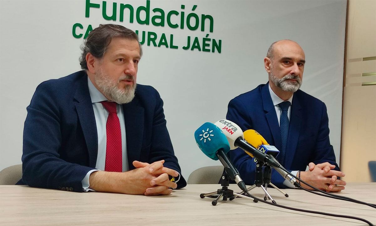 De izquierda a derecha, el gerente de la Fundación Caja Rural de Jaén, Luis Jesús García Lomas;  y el responsable del Área Social, Javier Rueda.