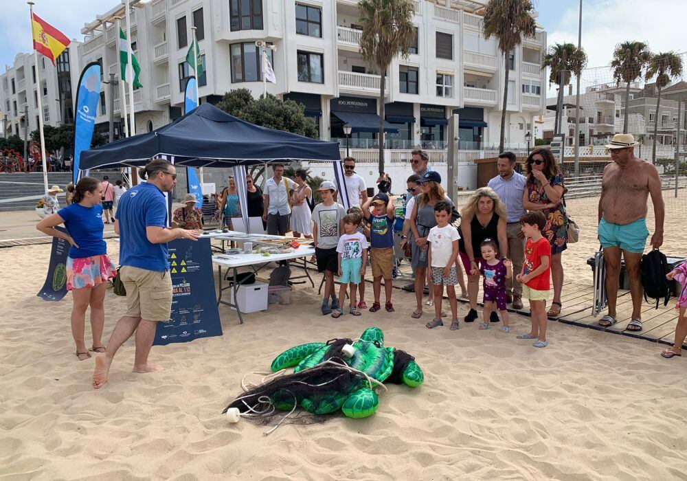 Numeroso público se acercó a la playa de la Costilla para participar en la campaña