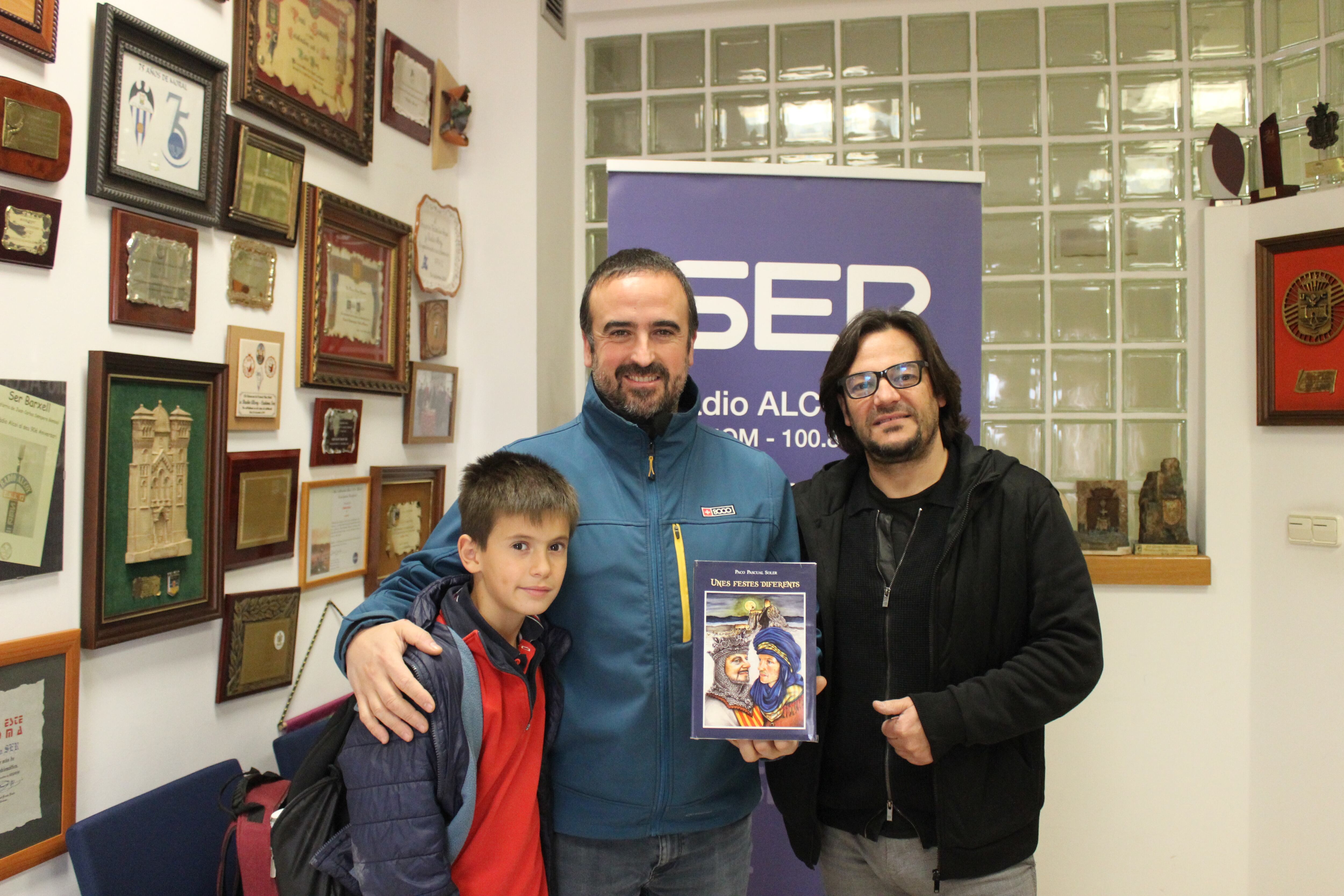 Paco Pascual y César Vilaplana autor e ilustrador del libro &quot;Unes festes diferents&quot;