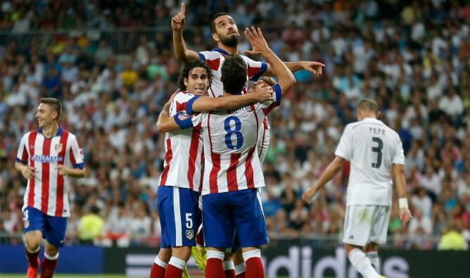 Los jugadores rojiblancos celebran el segundo tanto del Atlético de Madrid, obra de Arda Turan, en el partido de Liga en el que se han impuesto 1-2 al Real Madrid.