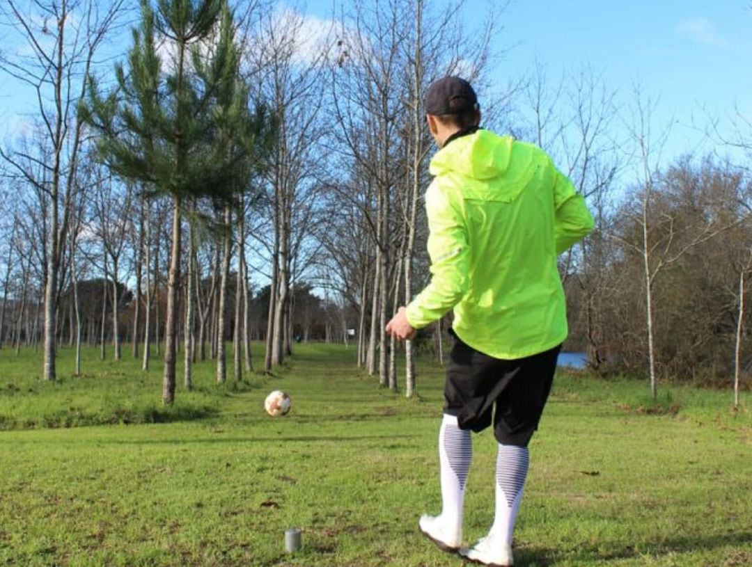 Un jugador de Footgolf durante un campeonato en el campo de As Faias en O Rosal.